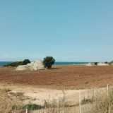 Venendo da Bari per raggungere Freak Beach � necessario prendere la complanare della statale 16, uscire a Cozze e poi proseguire in direzione sud. Superato un campeggio sulla sinistra si apre un grande spettacolo: campi coltivati costellati da tanti piccoli trulli sul cui sfondo compare l�azzurro del mare